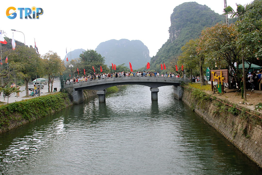 Crowd of people entering Trang An Landscape Complex at the beginning of Lunar New Year