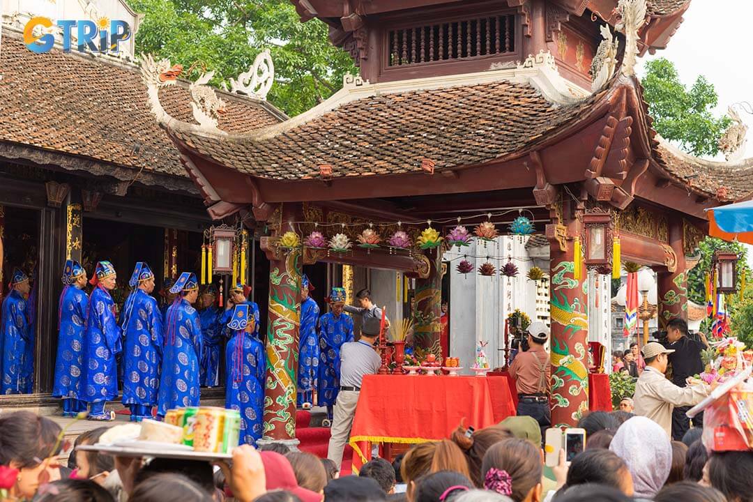 Cua Ong Festival attracts many visitors participating