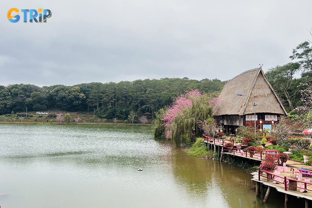 Dak Ke Lake, located in the Mang Den eco-tourism area of Kon Plong District, is a picturesque natural lake covering nearly 3 hectares