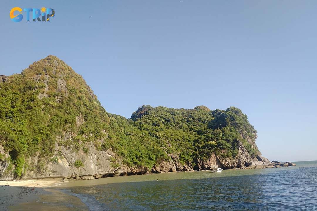 Understanding trail conditions, such as the rocky paths near Dau Be Island, and checking weather forecasts ensures a safer hike suited to your fitness level