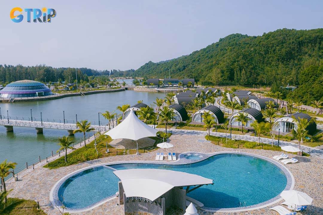 Dau Rong Resort offers a beachfront retreat with amenities like an outdoor pool and private beach area, ideal for a relaxing getaway