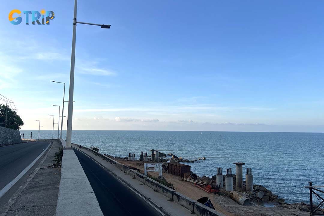 Deo Nuoc Ngot Pass draws visitors’ attention because of its beautiful view of the sea