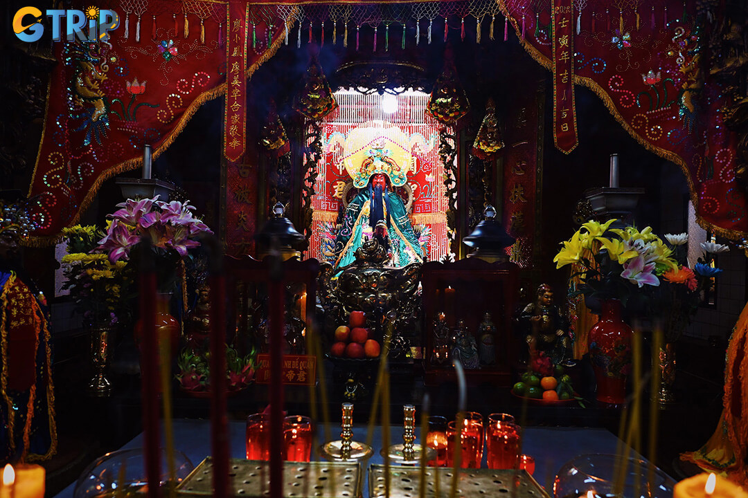 Discover Taoist faith at Phuoc An Hoi Quan Pagoda, where worship of Quan Cong embodies loyalty, justice, and balance