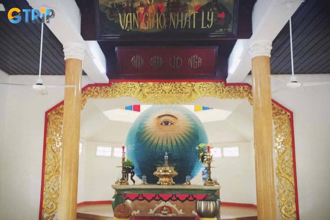 Discover the vibrant Da Nang Cao Dai Temple, a colorful spiritual center showcasing Caodaism’s unique blend of world religions, iconic Divine Eye symbol