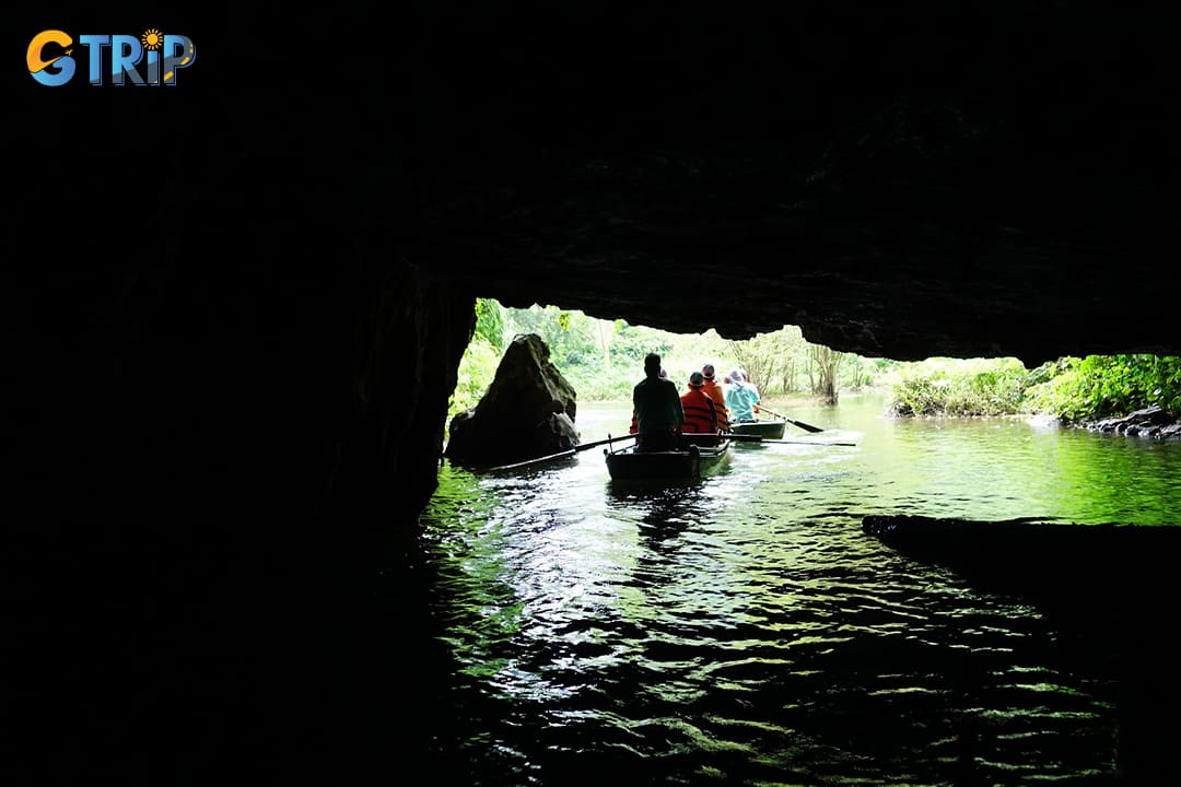 Discovering the cave by rowboat is a must to do when visiting there