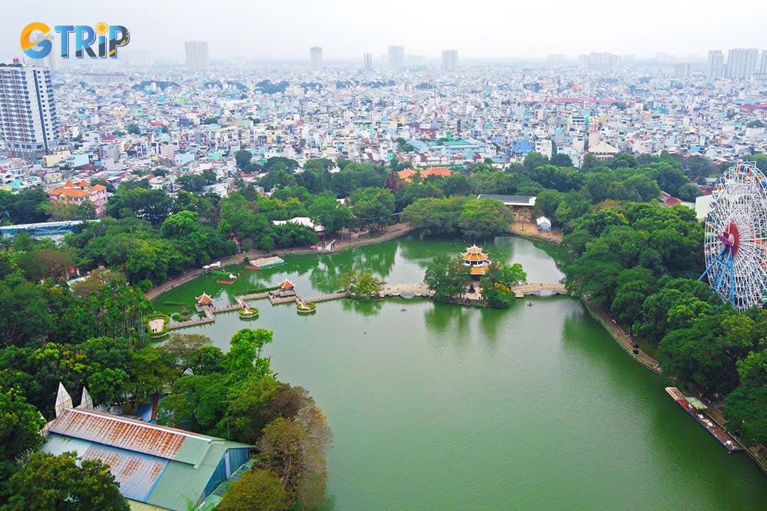 District 11 is a lively residential and commercial area, where bustling markets, flavorful cuisine, vibrant temples, and major attractions like the Dam Sen Complex