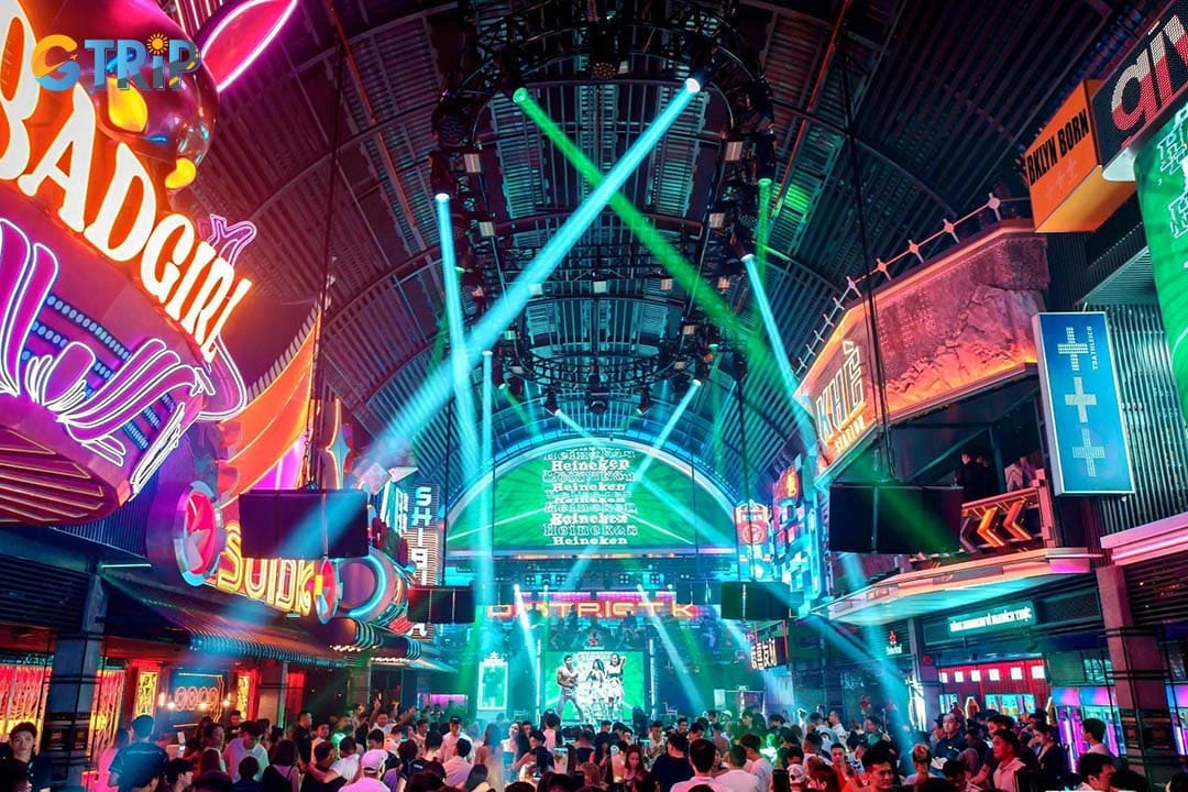 District K combines the energy of a nightclub with the comfort of a lounge bar, creating a futuristic, neon-lit “mini-street” setting with stylish decor