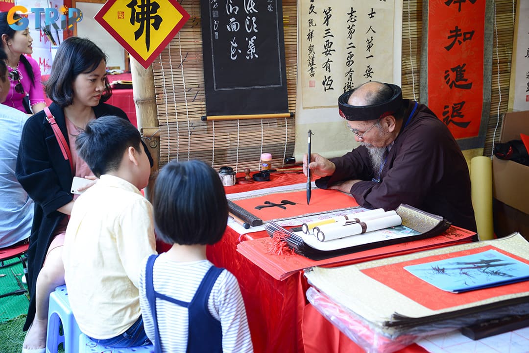 Do paper is a traditional Hanoi craft made from tree bark, known for its durability and natural texture, often crafted into notebooks, cards, and artwork