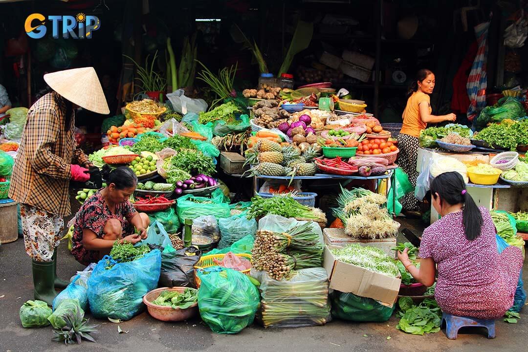 Dong Ba Market opens early at 5:00-6:00 AM and closes between 6:00-7:00 PM, with some food stalls staying open until 7:00-8:00 PM