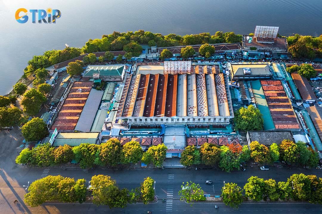 Dong Ba Market’s unique three-story structure, central bell tower, and surrounding U-shaped rows create a vibrant space that blends traditional architecture