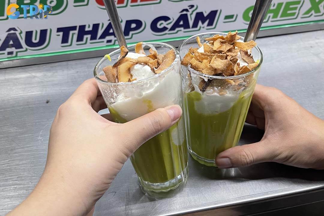 Dong Da Market is a top spot for authentic Central Vietnamese street food, offering simple, flavorful local dishes at affordable prices in a lively, everyday setting