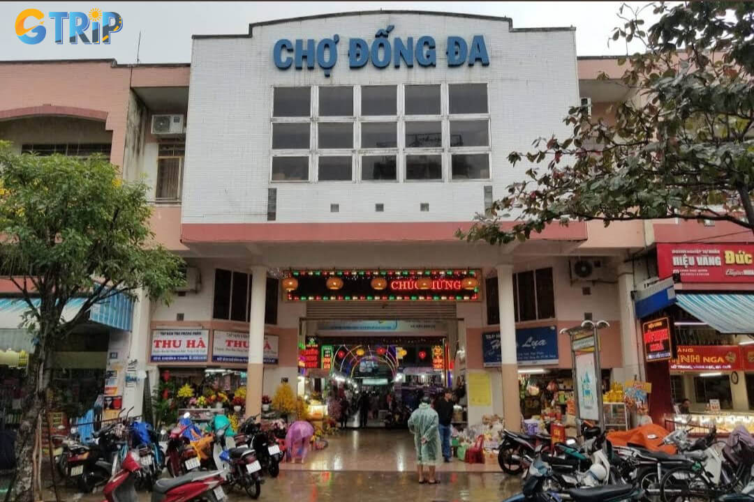 Dong Da Market offers an authentic look at local life in Da Nang, where residents shop daily for fresh ingredients and household essentials