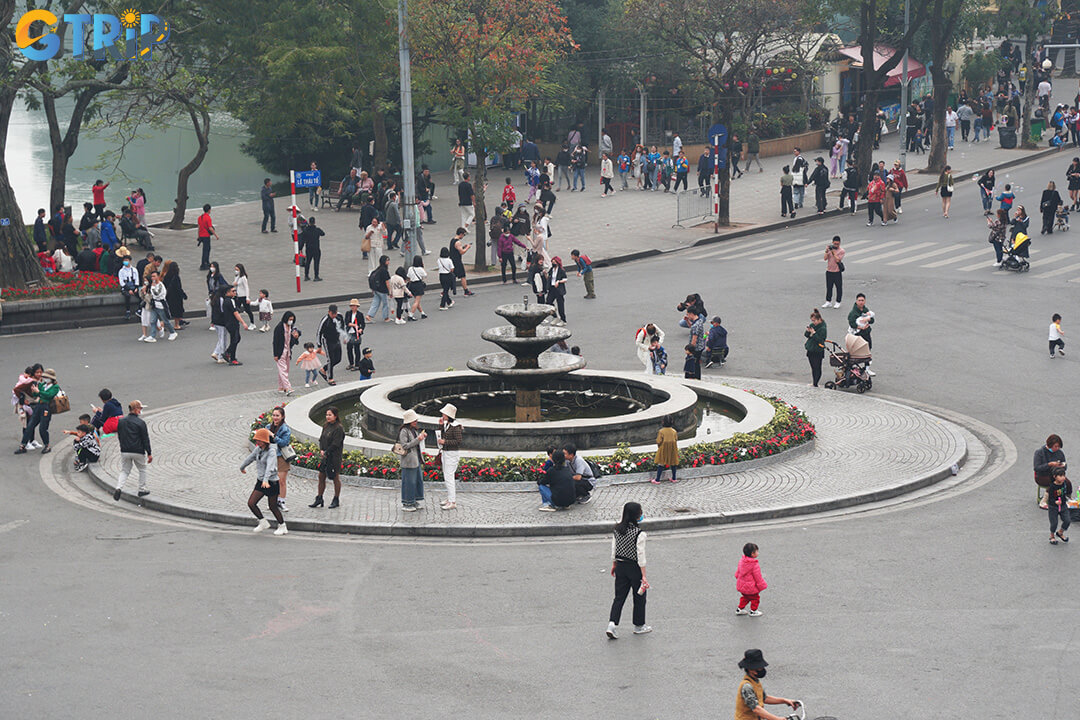 Dong Kinh Nghia Thuc Square is near Hoan Kiem lake, this is the intersection of five famous streets of the Old Quarter