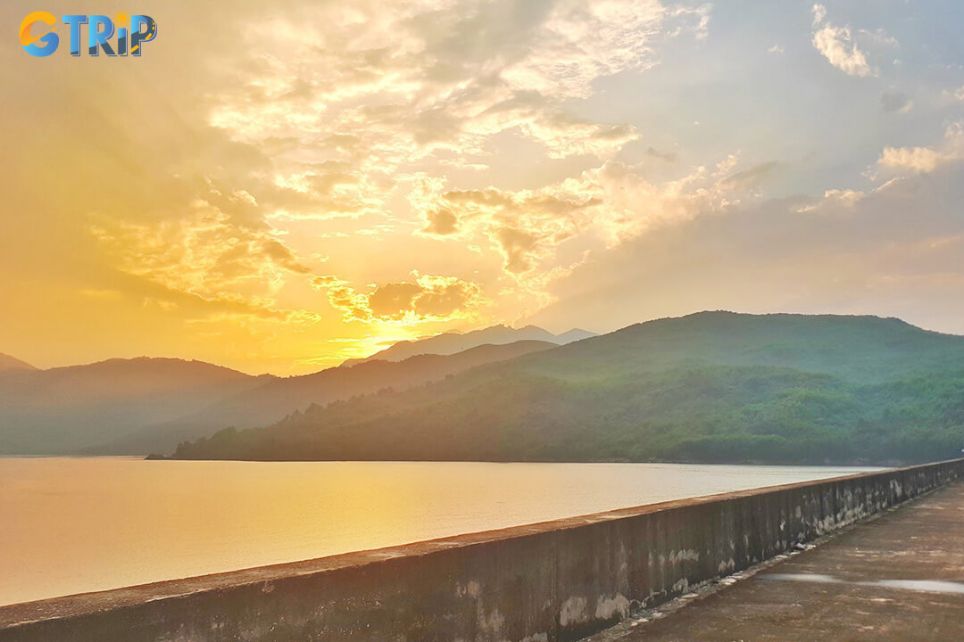 Dong Nghe Lake is easily accessible from Da Nang, with a scenic southwest drive of about 45-50 minutes via National Highway 14B, best reached by taxi or private car