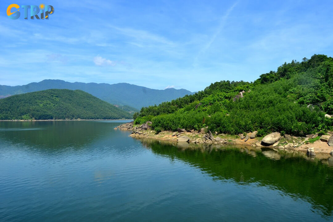 Dong Xanh - Dong Nghe is a scenic eco-tourism area west of Da Nang, known for its diverse natural landscapes and peaceful setting ideal for outdoor exploration