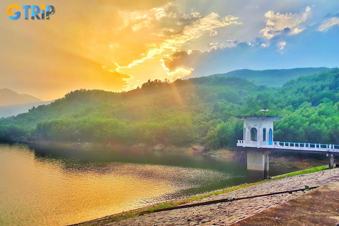 Dong Xanh - Dong Nghe Lake is a scenic nature escape near Da Nang, known for its emerald hills, and panoramic viewpoints perfect for photography and relaxation