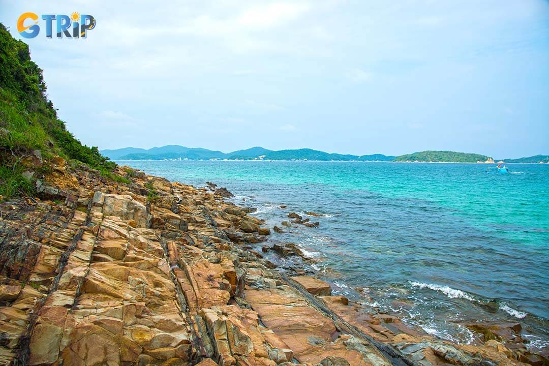 Dragon Claw Rock Beach, known for its unique rock formations and serene atmosphere, is a must-visit spot near Co To Lighthouse