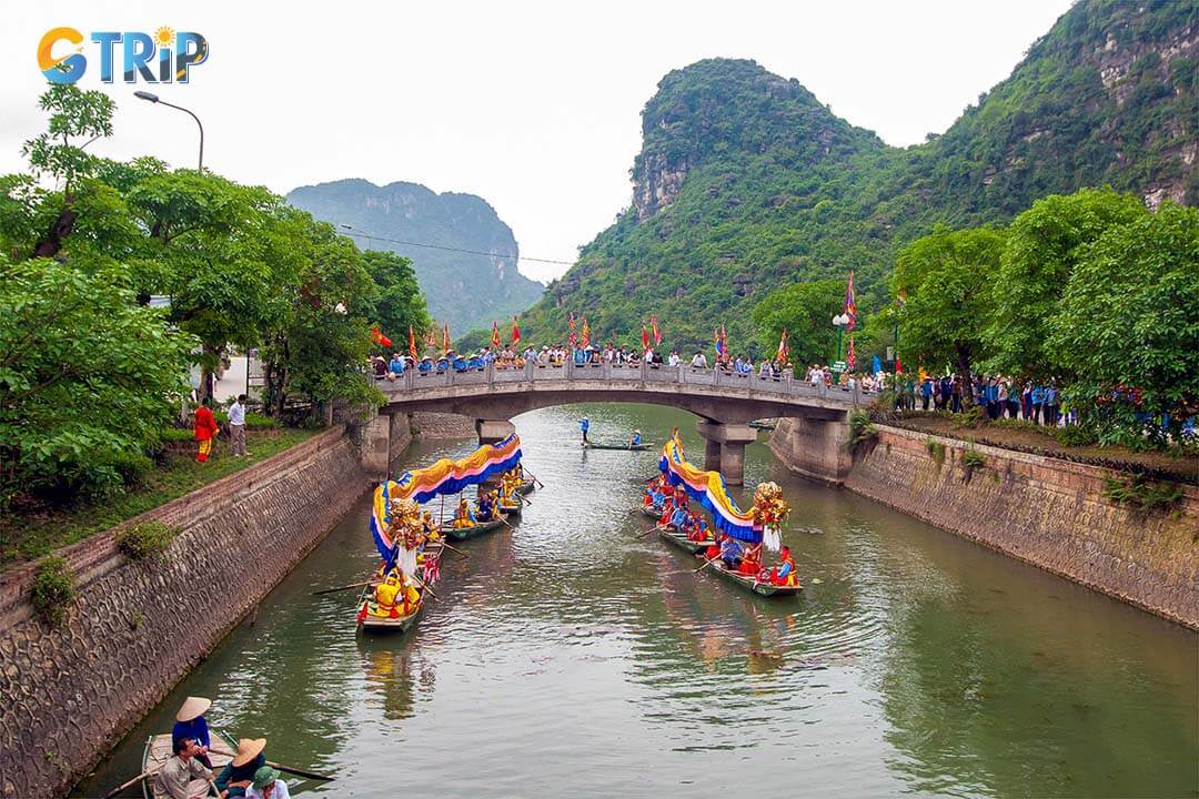 Dragonboat rowing is one of the festival parts at Bai Dinh Pagoda that attracts many participants