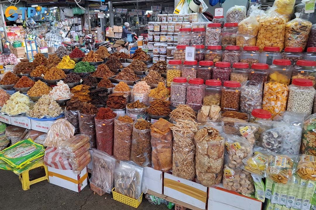 Dried seafood and My Khue seaweed are also considered some of the best things to buy in Da Nang