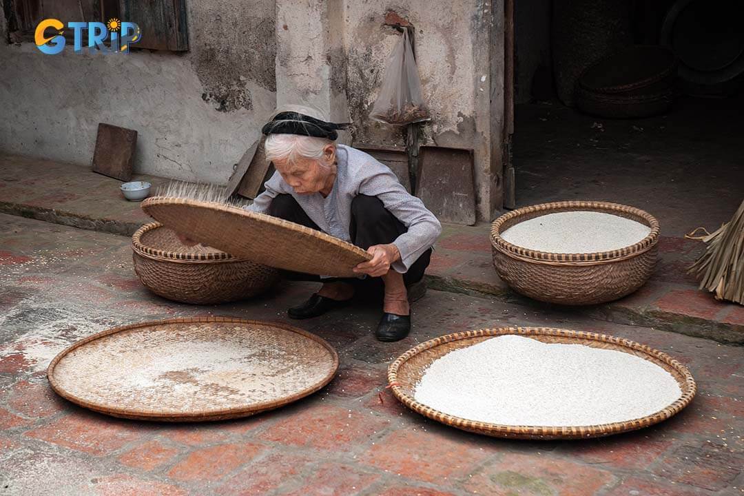 Duong Lam’s culinary heritage shines through rustic dishes like Mia chicken, guava-roasted pork, and traditional sweets, offering a true taste of rural Northern Vietnam