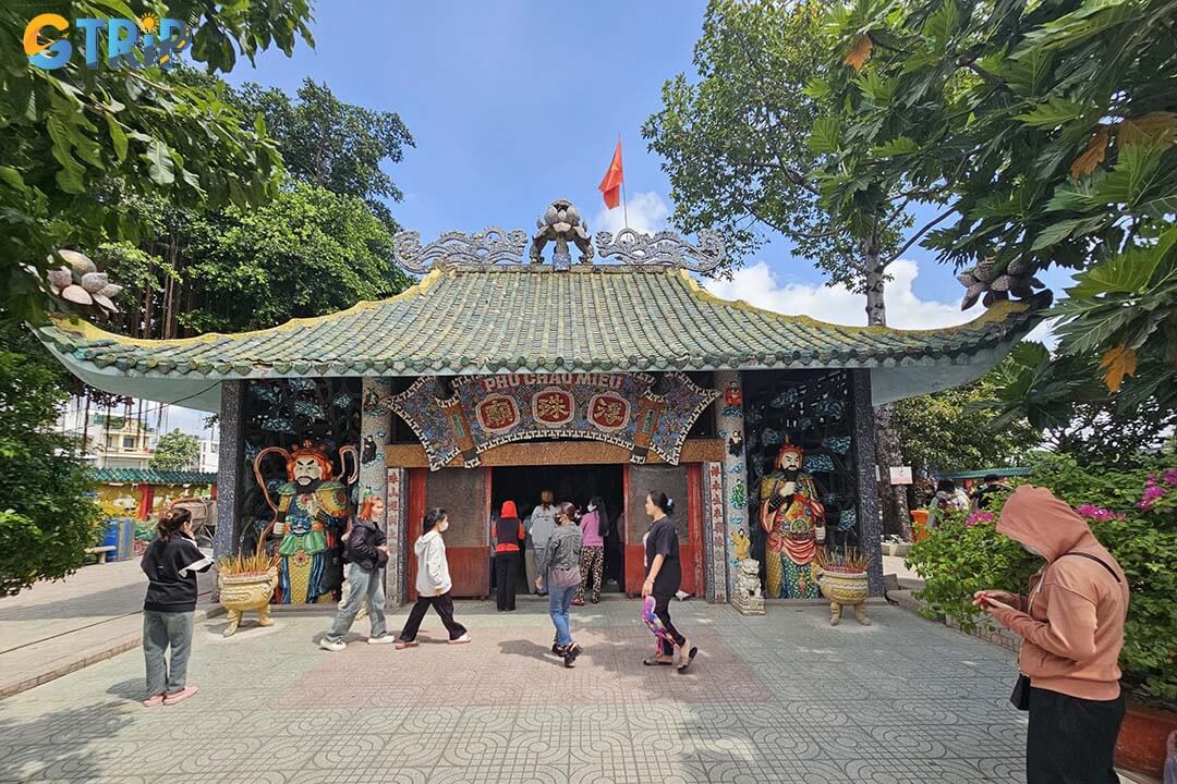 During festivals, Phu Chau Temple comes alive with lanterns, rituals, and crowds of worshippers, offering an authentic glimpse into Vietnam’s vibrant spiritual traditions