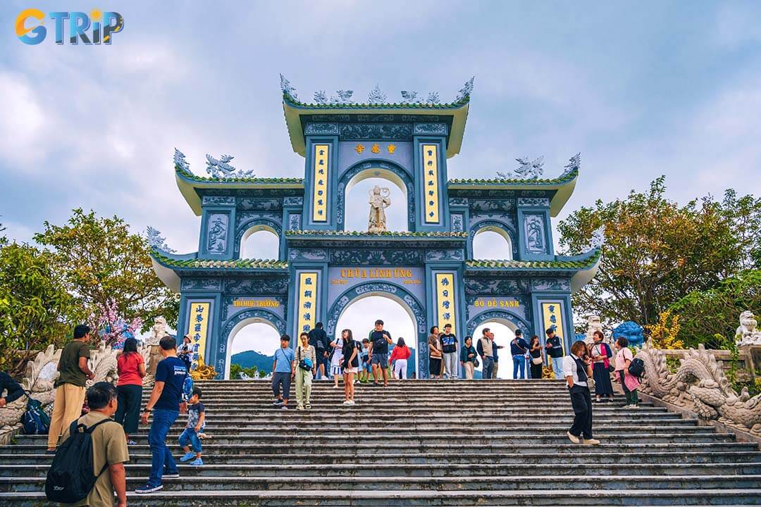 During major holidays, Linh Ung Pagoda becomes especially lively with crowds of pilgrims, ceremonies, and festive decorations