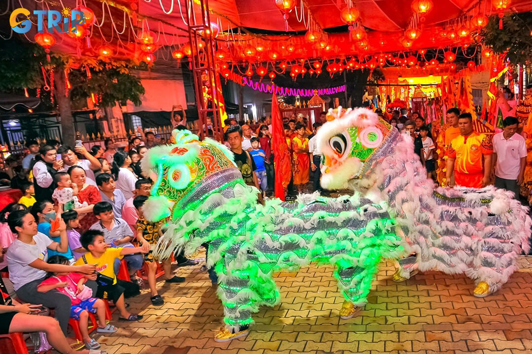 During Ong Bon’s birth and death festivals, the pagoda bursts with color, music, and devotion, offering a vibrant glimpse into Cho Lon’s living Chinese culture