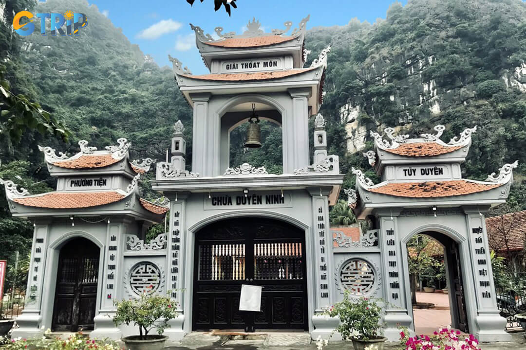 The entrance gate of Duyen Ninh Pagoda