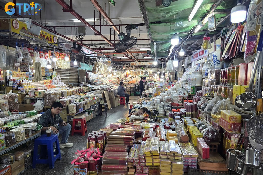 Easily accessible from central Ho Chi Minh City, An Dong Market can be reached by taxi, bus, or motorbike, each offering a different way to experience local life