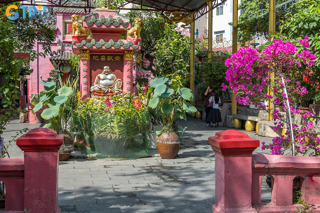 Easily reachable from central Ho Chi Minh City, the Jade Emperor Pagoda can be accessed by taxi, bus, or motorbike