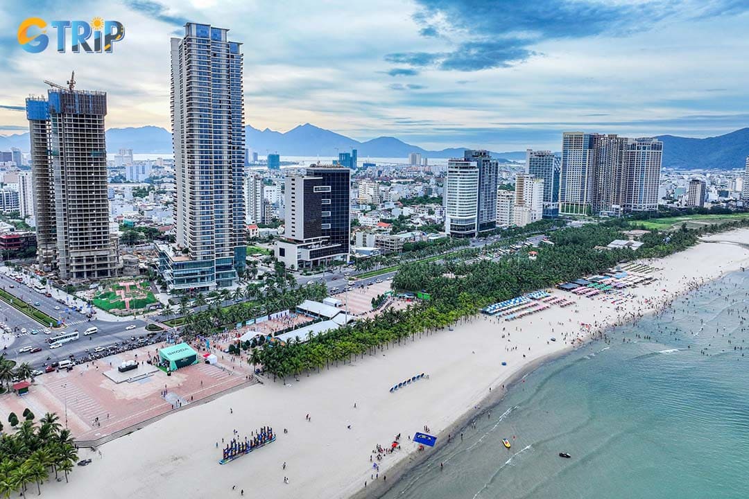 East Sea Park is easily accessible because it is a major landmark on Da Nang’s eastern coast