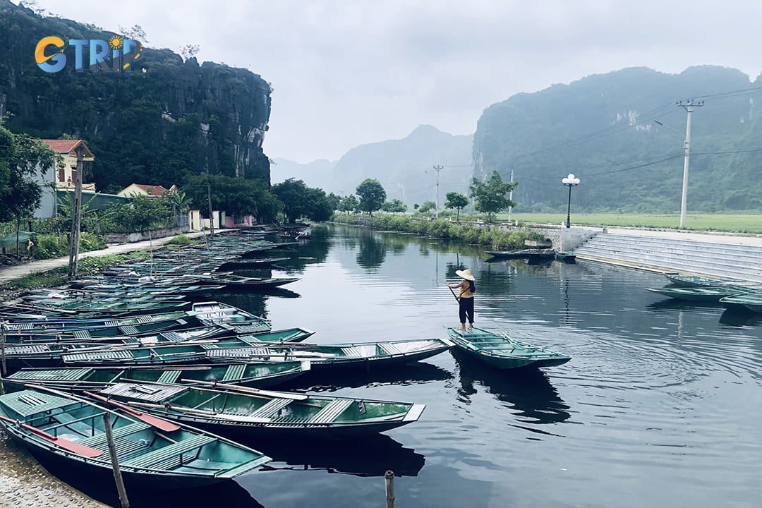 View of people making a living in Thung Nang on boats serving tourists