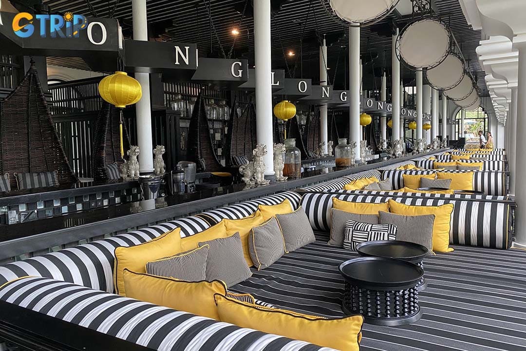 Elevate your beach day with world-class dining on the sand, complemented by craft cocktails, tropical juices, sunset aperitifs