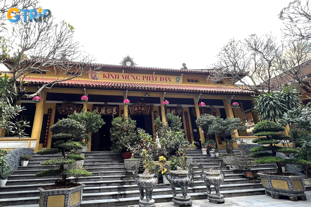 Eleven stone steps lead up to the main hall, each symbolically representing a step toward enlightenment on the Buddhist path