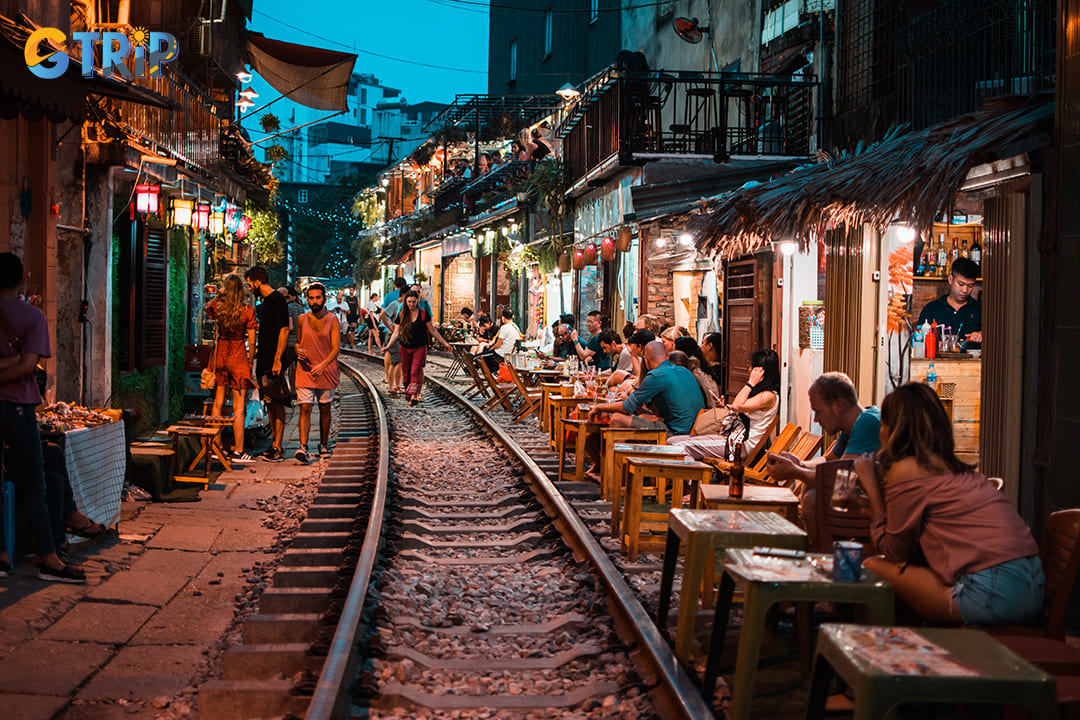 Navigating Hanoi Night Market requires some preparation to fully enjoy its vibrant atmosphere while respecting local customs and ensuring a safe, pleasant experience