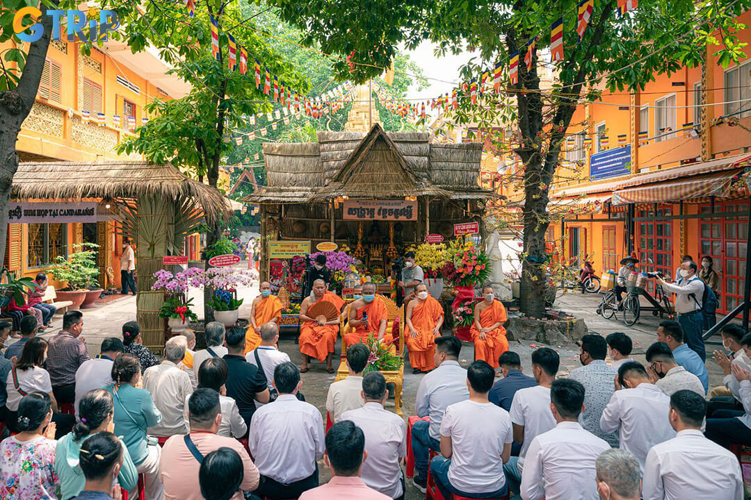 Engage with the resident monks at Chantarangsay Pagoda to gain authentic insights into Theravada Buddhism, monastic life, and the spiritual meaning