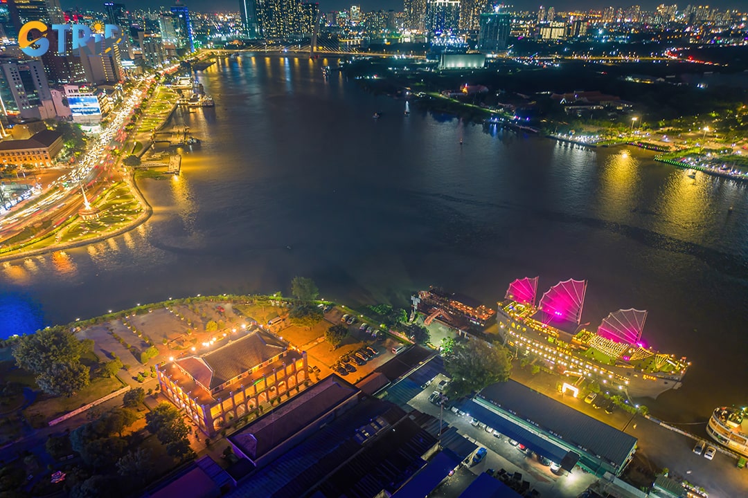 At night, the bright lights on the yachts make Bach Dang wharf look very poetic