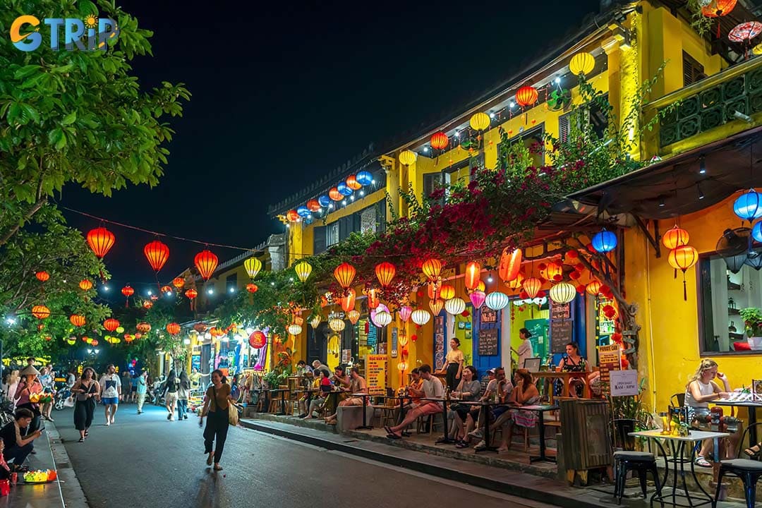 Enjoying the atmosphere of Hoi An Night Market helps you know more about the local life here