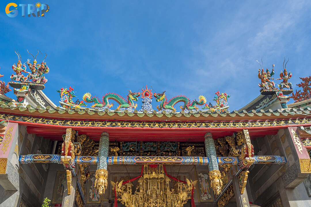 Enter a tranquil courtyard leading to ornate halls of red and gold, where Guan Di’s grand altar and intricate carvings embody timeless Chinese devotion and artistry