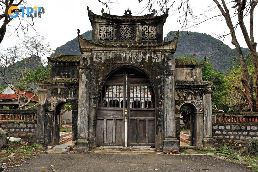 Entrance gate in Thai Vi Temple