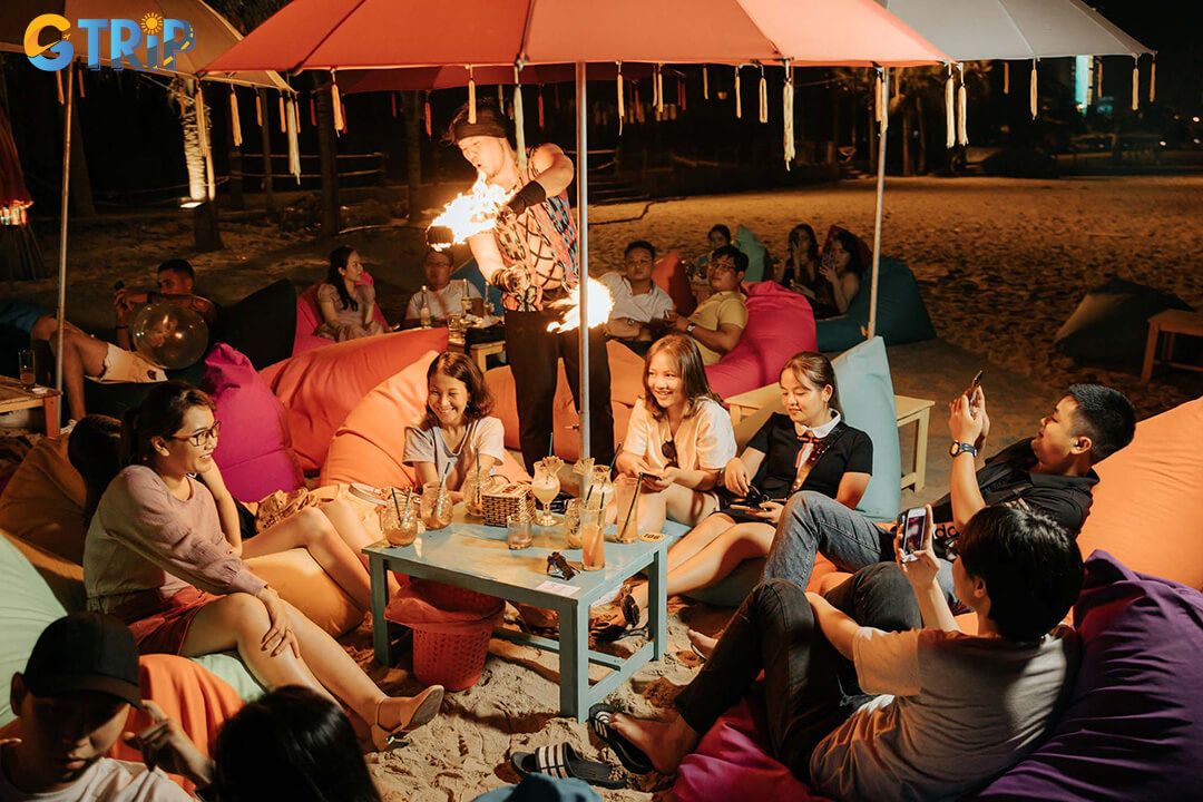 Escape the crowds with a relaxing evening at An Bang Beach, where gentle waves, cool breezes, and cozy seaside spots create a calm and laid-back nightlife experience