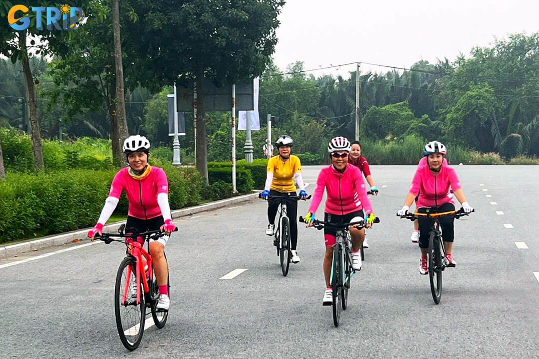 Essential cycling tips answer common questions on safety, timing, bike types, and road conditions for riding in Ho Chi Minh City