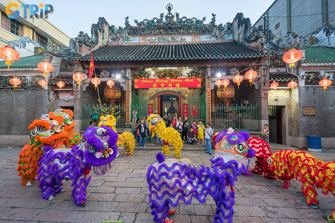 Experience Guandi Temple’s vibrant spirit during the Lantern Festival and Guan Di’s Birthday, marked by lively rituals, parades, and glowing lanterns