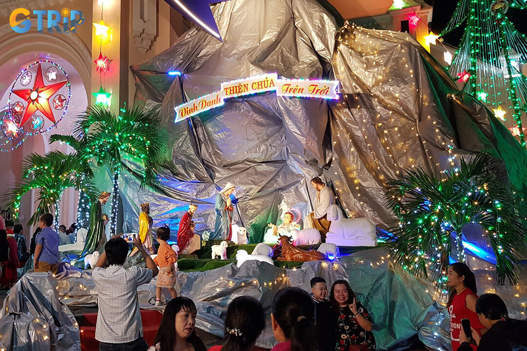 Experience the vibrant faith and community spirit of Cho Quan Church through its joyful Christmas and Easter celebrations filled with music, light, and devotion