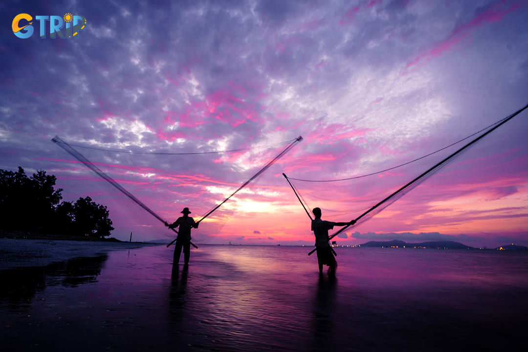 Experiencing local fishing village life is an activity that you should try when coming to Can Gio Beach