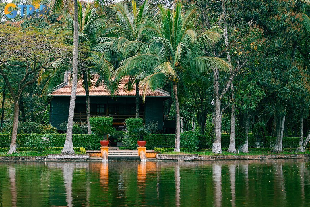 Explore the Ho Chi Minh Mausoleum in September, when cooler mornings and colorful gardens enhance the solemn beauty of this iconic historic site