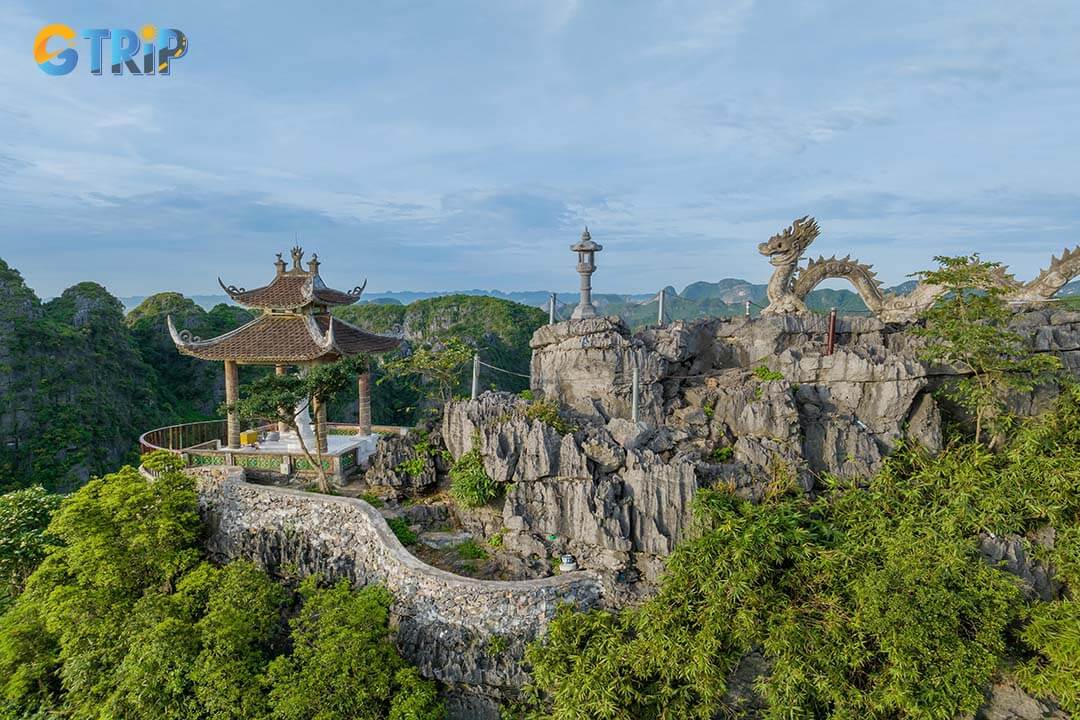 Exploring the Mua Cave is interesting. You can admire the panoramic view of Tam Coc when you climb to the top