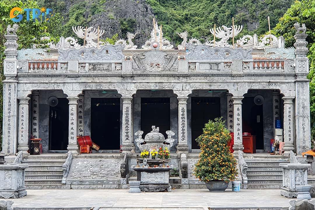 Facade view of Thai Vi Temple