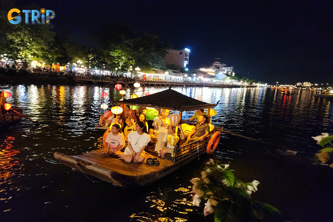 Family can have a good time by going on a boat tour at night