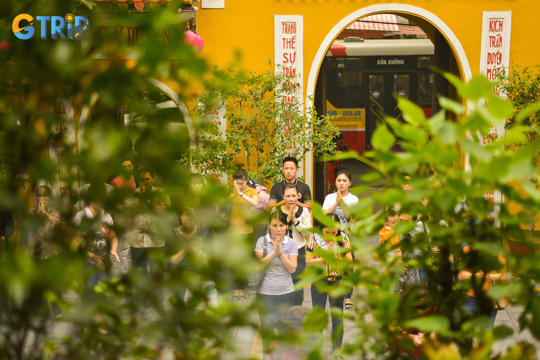 February is an auspicious time to visit Hanoi's sacred pagodas, especially during Tet when locals flock to temples to pray for prosperity and good fortune in the new year